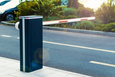 Otomatik patlama bariyeri girişini kapatın. Sıcak günbatımı ışığıyla aydınlatılıyor.