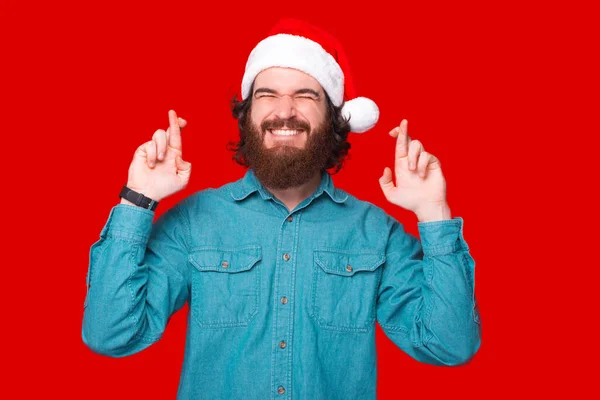Porträt Eines Gutaussehenden Jungen Mannes Mit Rotem Weihnachtsmannhut Der Die — Stockfoto