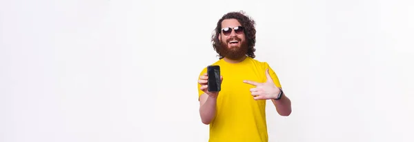 Cool Bebaarde Hipster Presenteert Het Aanbod Zijn Telefoon Scherm Witte — Stockfoto