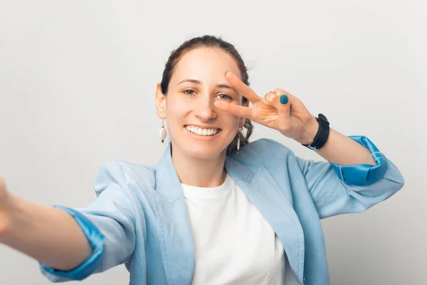 Retrato Cerca Una Chica Sonriente Tomando Una Selfie Sobre Fondo — Foto de Stock