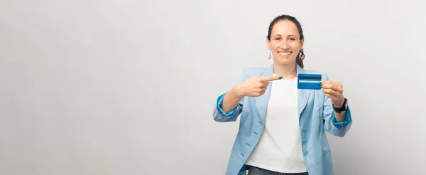 Alegre Dama Sonriendo Cámara Está Apuntando Una Tarjeta Crédito Sobre — Foto de Stock