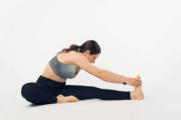 Jonge Vrouw Het Maken Van Een Aantal Stretching Oefeningen Terwijl — Stockfoto