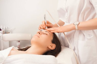 Genç bayan yalan söylerken güzellik prosedürlerinin tadını çıkarıyor..