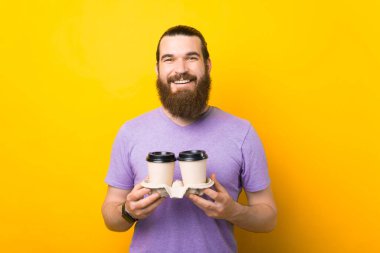 Serin kağıt bardaklarda kahve getirdim..