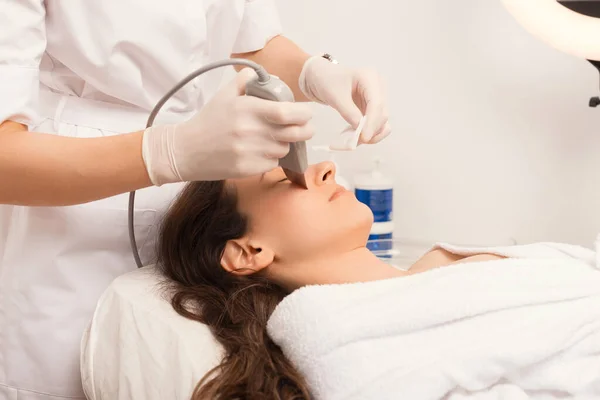 Proces van de ultrasone reiniging van de huid van het gezicht. — Stockfoto