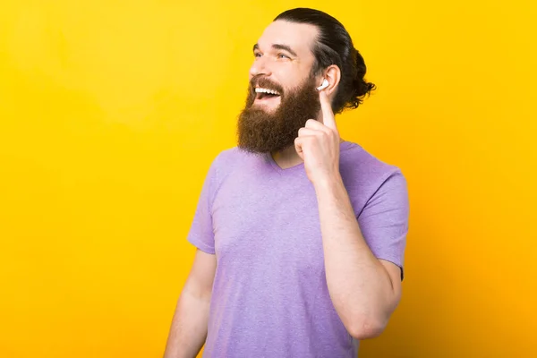 Széles mosolygó ember izgatott az új fülkagyló miatt.. — Stock Fotó