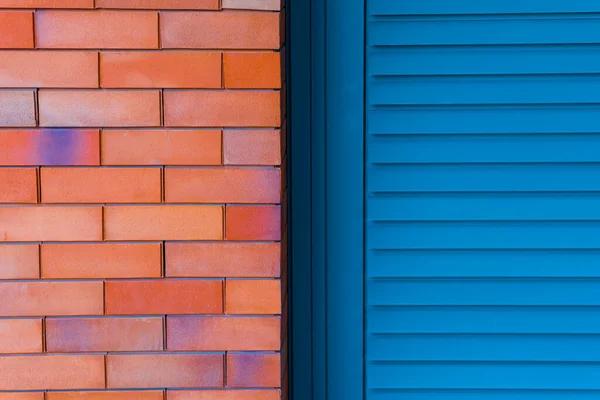 Cihly a modré dřevěné dveře. Fotografie dvou textur. — Stock fotografie