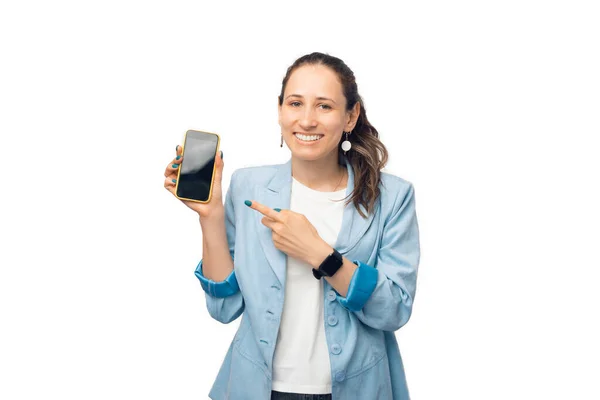 Kijk naar dit aanbod. Jonge vrouw wijst naar haar scherm van telefoon. — Stockfoto