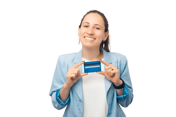Jovem feliz está segurando seu querido cartão de crédito. — Fotografia de Stock
