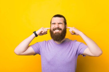 Seni bir daha dinlemek istemiyorum. Genç sakallı adam parmaklarını kulaklarına soktu..