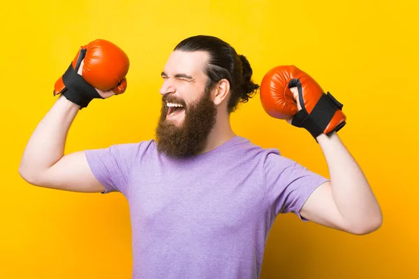 Já jsem vítěz. Říká vousatý muž v boxerských rukavicích. — Stock fotografie