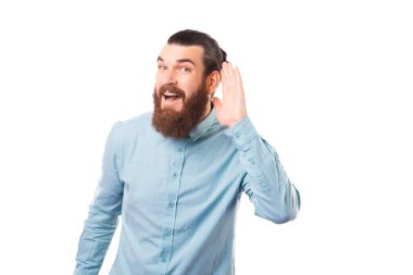 Şaşırmış sakallı adam beyaz arka planda jest yapıyor..