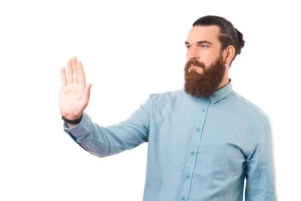 Serieuze man met baard maakt stop gebaar met zijn hand. — Stockfoto