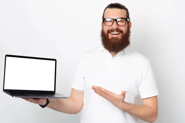 Ich präsentiere Ihnen dieses Angebot auf dem Laptop-Bildschirm. — Stockfoto