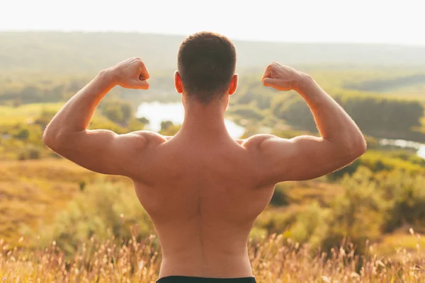 Foto de la espalda de un hombre con músculos fuertes. — Foto de Stock