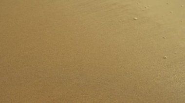 Yaz tatilinde kumsaldaki güzel altın kum görüntülerini kapat.