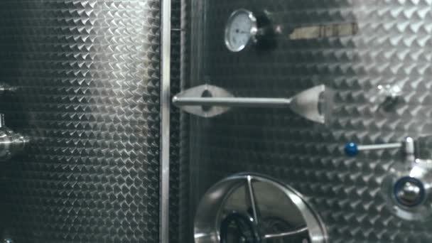 Filmagem de equipamentos de vinificação industrial, fermentação álcool adega — Vídeo de Stock