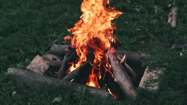 Filmación del campamento de bomberos de troncos al aire libre para atmósfera — Vídeo de stock