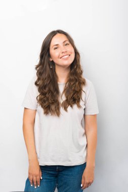 Kameraman kadına gülümseyen bir gencin dikey portresi..