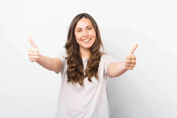 Te recomiendo esto. Mujer joven sostiene los pulgares hacia arriba. — Foto de Stock