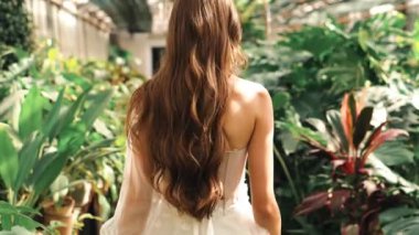 Serada koşan beyaz elbiseli güzel gelinin görüntüsü.