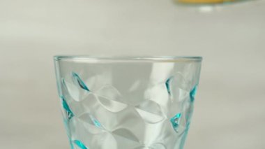 Taze portakal suyunu bardağa dökerken çekilmiş görüntüleri kapat.