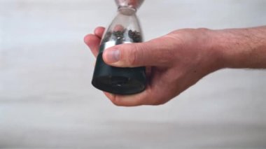 Şefin el yapımı öğütücüyle biber ezme görüntülerini kapat.