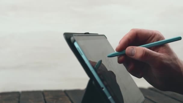 Verfilmung der Handzeichnung eines Mannes auf Tablet — Stockvideo