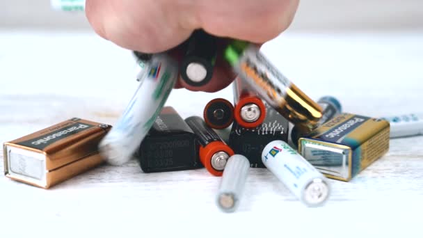 Moldavie, Chisinau, 23 septembre 2021, Gros plan de l'homme recyclant de vieilles batteries — Video