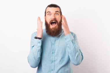 Şaşırmış sakallı bir adamın el ele tutuşması inanılmaz..