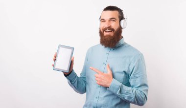 Tablette gösterdiğim şu teklife bak..