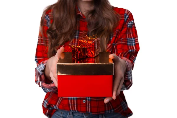 Genç bayan bazı hediye kutuları tutuyor. Yüzü olmayan fotoğraf.. — Stok fotoğraf