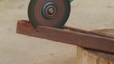 Açı öğütücü ahşabı kesiyor, canlı kıvılcımlar yaratıyor ve çeşitli ahşap işçiliği tekniklerini gösteriyor.