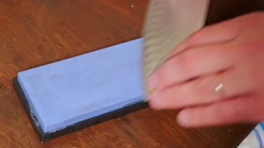 Bu gösteri bıçağın en uygun bakım ve bakım için bileme taşıyla nasıl keskinleştirileceğini gösteriyor.