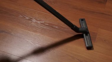 Elektrikli süpürge eklentisi ahşap yüzey boyunca sorunsuzca süzülerek etkileyici temizlik etkinliğini gösteriyor.