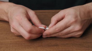 Burada detaylı bir adım görsel rehberi var. İlaçlar için su toplayan paketi nasıl doğru ve güvenli bir şekilde açacağını anlatıyor.