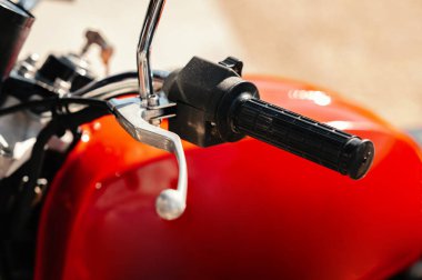 Bisiklet gidonu bileşenlerinin yakın görünümü, klasik motosiklet gidon özellikleri ve dokularına odaklan