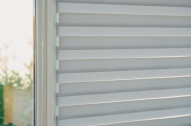 Minimalist pencere örtüleri ince gölgeler ve temiz tasarım ile sakin bir atmosfer yaratır.