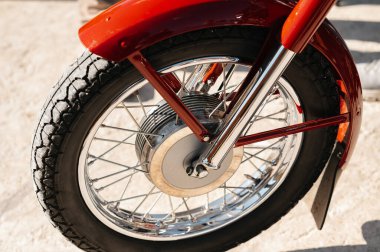 Klasik scooter detayı, eski motosiklet tekerleği yakın çekim, hareketli tekerlekli klasik scooter.