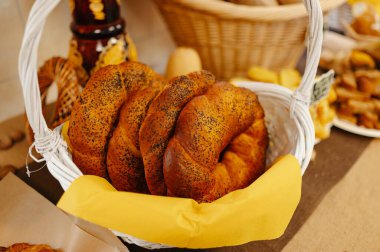 Taze simitlerle dolu hasır sepet, sabah market vitrininde çıtır çıtır simit ve sıcak ekmek.