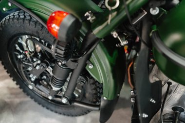 Parlak krom ve sanatsal ışıklandırmalı retro motorsiklet sepetinin ayrıntılı görünümü