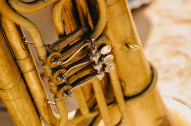 Parlak pirinç parçalar eski patina ile, Eski pirinç pirinç üzerinde altın ışık yansıttı müzik bileşenleri