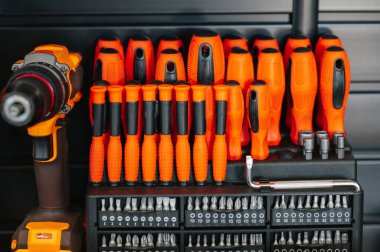 Atölye ekipmanları profesyonel olarak gösterildi, etkin iş akışı için düzenlenmiş bakım araçları