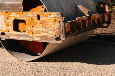 Paslı metal yüzey detayları, paslanmış endüstriyel metalin detaylı görüntüsü, soyulmuş boya ve kaynaklarla.