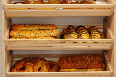 Fırında çeşitli ekmekler, canlı fırın iç kısımları çeşitli ekmek ve davetkar atmosfer sunuluyor