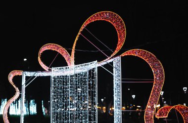 Curving Ribbon Şelalesi Parlayan Işık Perdesinin Üzerinde, Gece Piyasaları ve Performansları için Zarif Olay Arkaplanı, Karışık Döngü