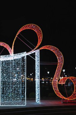 Massive Aydınlatılmış Kurdele Döngülü Hediye Portal, Mevsimsel Pazar Girişi Seyircileri Çekiyor, Parlak Şekil Sunucu Çerçevesi