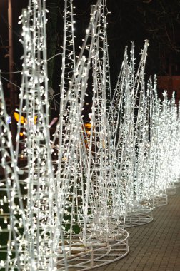 Aydınlatılmış Koni Ağaçları Aydınlatma Yolu, Tekrarlanan Aydınlık Silüetler Ritmik Modern Görünüm, Serin Beyaz Lens