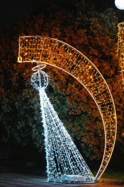 Ardışık koni ışıklarıyla Altın Kemer, Ilık Amber çerçevesi ve serin beyaz LEDlerle aydınlatılmış ışıl ışıl tatil girişi,