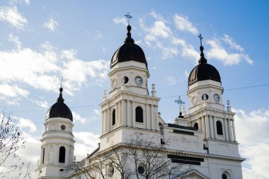 Mavi Gökyüzüne Karşı Beyaz Katedral Kuleleri, Süslü Kubbeler ve Siyah Cupolalar, Sıcak Güneş Işığıyla yıkanmış Barok yüzler, Kış Kış Kışı